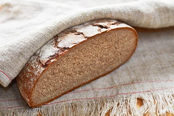 Krojonego chleba szarości mąką chleb — Zdjęcie stockowe