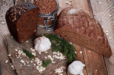 Ekmek ve kavanoz buğday ile