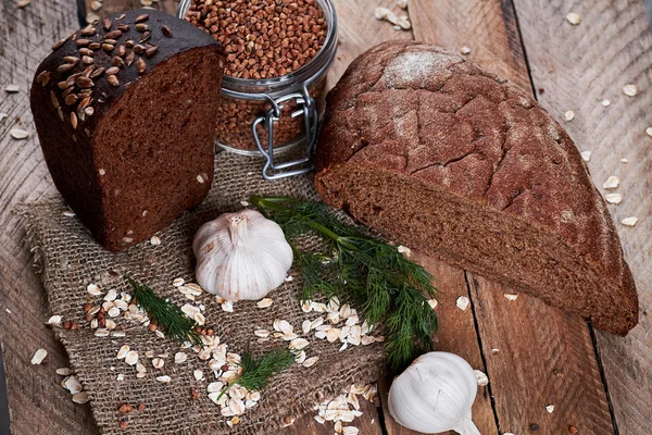 Ekmek ve kavanoz buğday ile