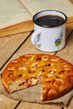 Elmalı turta ve mag