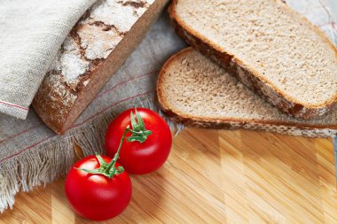 Gri unlu ekmek dilimlenmiş ekmek