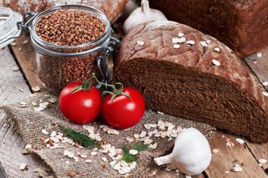 Ekmek ve kavanoz buğday ile