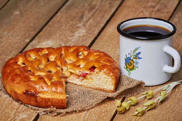 Elmalı turta ve mag