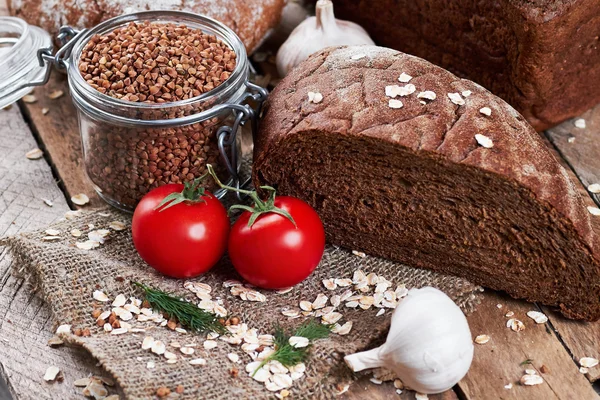 Ekmek ve kavanoz buğday ile