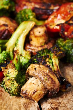 Kızarmış et ve sebze.