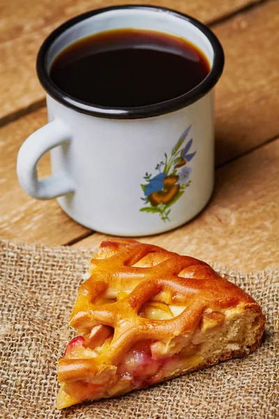 Elmalı turta ve mag