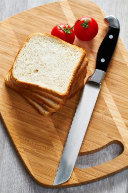 Tost, domates ve bıçak