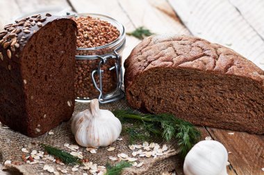 Ekmek ve kavanoz buğday ile