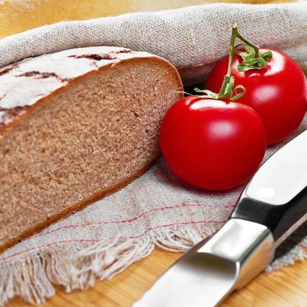 スライスされたパンの灰色の打ち粉をパン、トマト、ナイフ — ストック写真