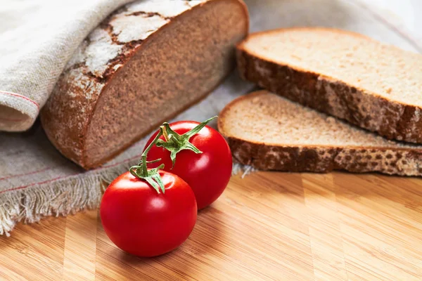 Krojonego chleba szarości mąką chleb — Zdjęcie stockowe