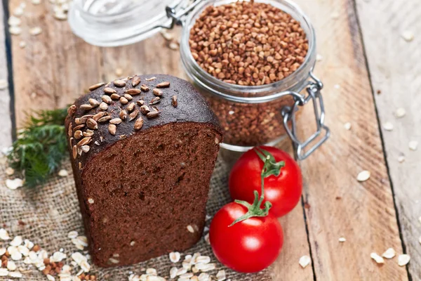 Ekmek ve kavanoz buğday ile