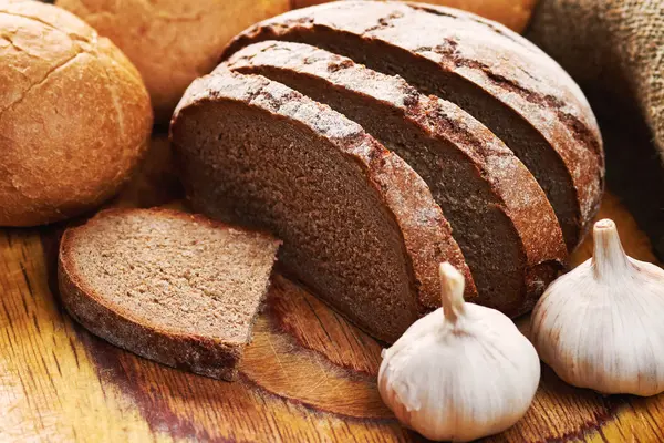 Bochenki chleba i czosnek — Zdjęcie stockowe