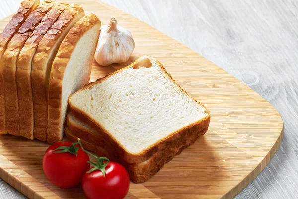 Toast op het bestuur en groenten — Stockfoto