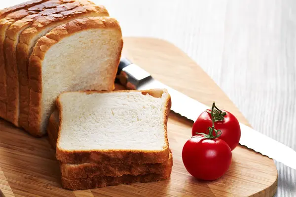 Toast op het bord, mes en tomaten — Stockfoto