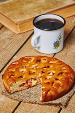 Elmalı turta ve mag