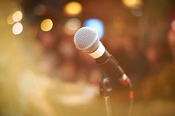 Mikrofon im Konzertsaal — Stockfoto