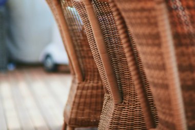 Dört kahverengi woden rattan koltuk