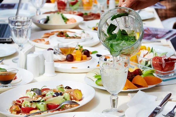 De ober giet mojito in het glas — Stockfoto