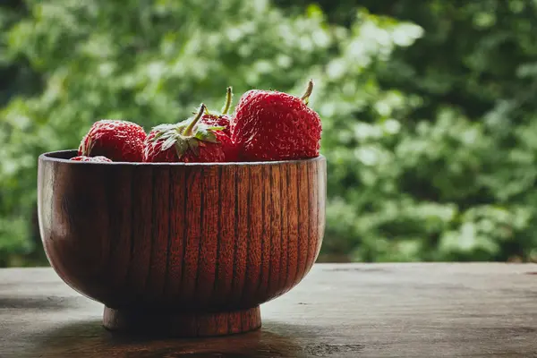 Strawberry berries in the wooden bowl — Stock Photo, Image