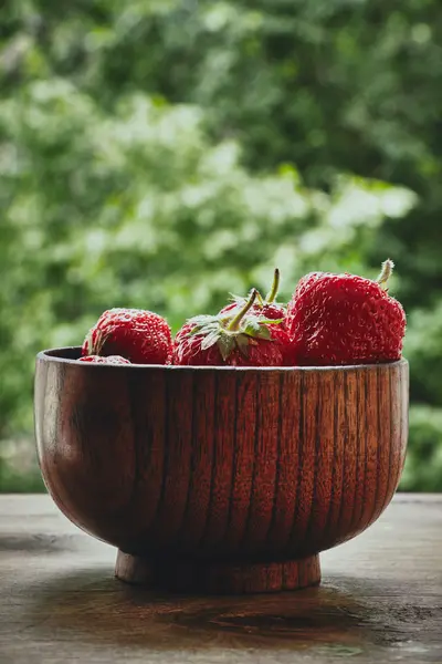 Strawberry berries in the wooden bowl — Stock Photo, Image