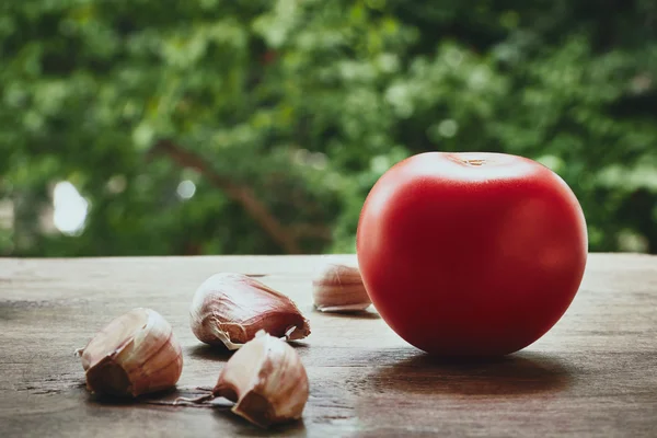 Tomaten und Knoblauchzehen — Stockfoto