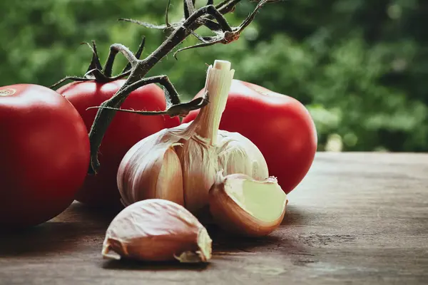 Tomaten und Knoblauch — Stockfoto