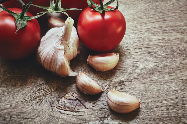 Tomaten und Knoblauchzehen — Stockfoto