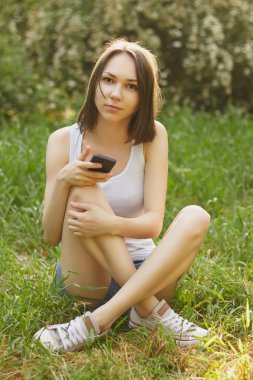 Kız numarasını çevirir