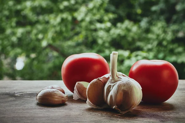 Garlic and tomatoes — Stock Photo, Image