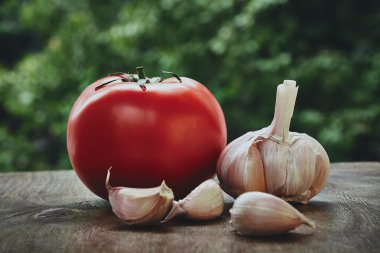 Domates ve sarımsak kafa