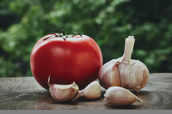 Tomaten- und Knoblauchkopf — Stockfoto