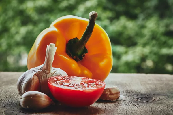 Pimienta, mitad de tomate y cabeza de ajo — Foto de Stock