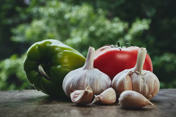 Grüne Paprika, Tomaten und Knoblauchköpfe — Stockfoto