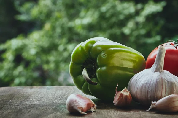 Green pepper, tomato and garlic heads — Stock Photo, Image