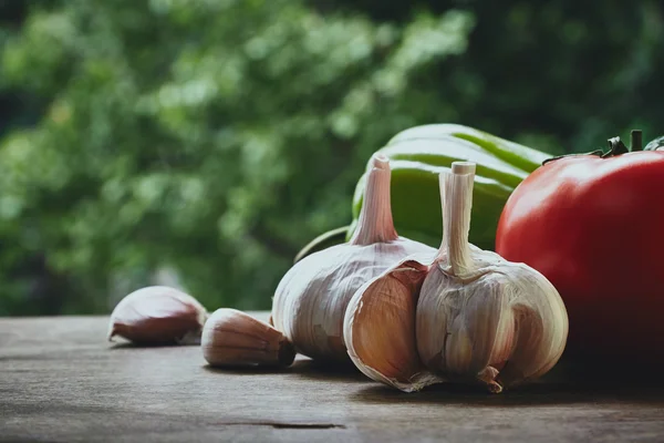 Green pepper, tomato and garlic heads — Stockfoto