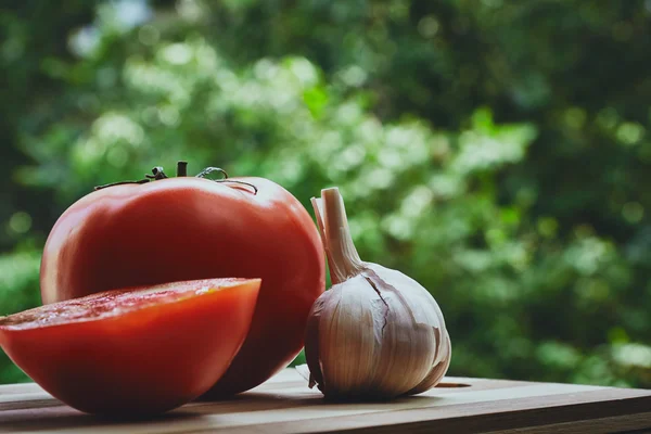 Tomatoes and garlic — Stock Photo, Image