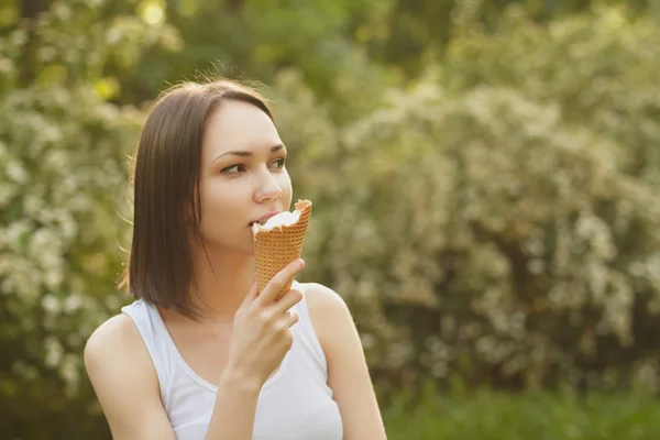 Chica comiendo helado — Foto de Stock