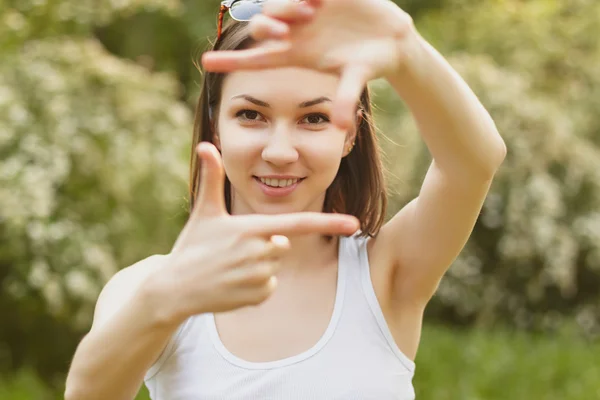 Jolie fille faisant cadre avec les mains — Photo