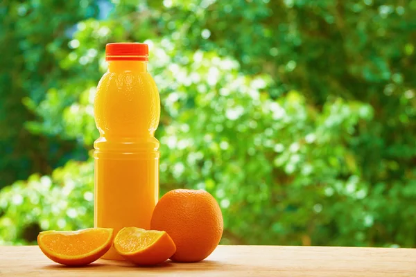 Orange and juice on the table — 图库照片