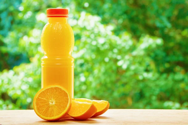 Orange and juice on the table — 图库照片