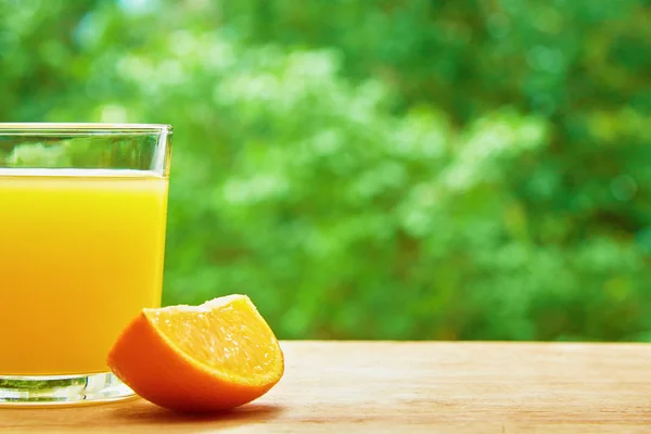 Orange lobule and glass on the table — ストック写真