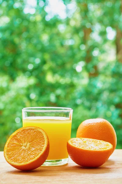 Orange and glass on the table — 图库照片