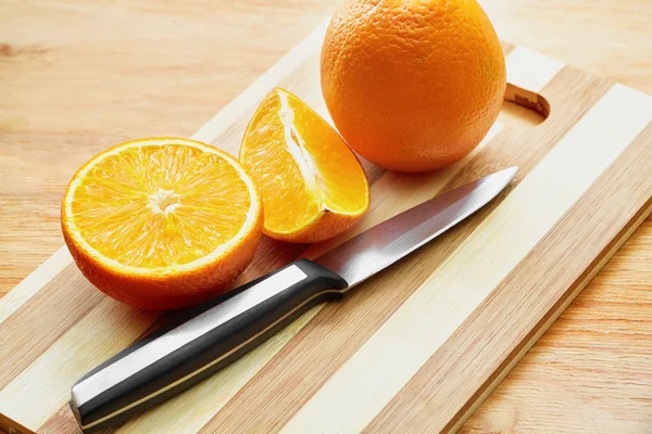 Pomarańcze i nóż — Zdjęcie stockowe