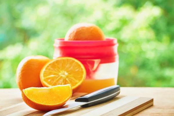 Oranges, juicer and knife — 图库照片