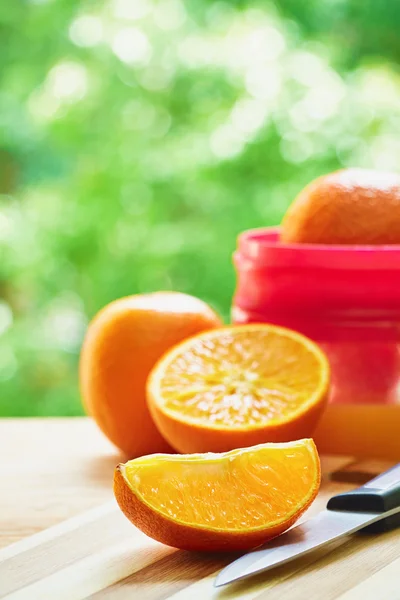 Oranges, juicer and knife — Zdjęcie stockowe