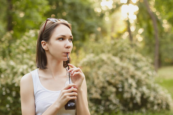 Девочка, пьет газировку
