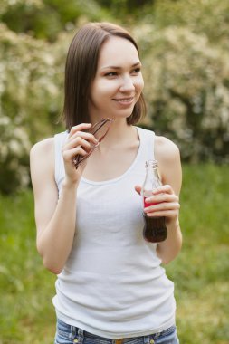 Kız, soda ve güneş gözlüğü