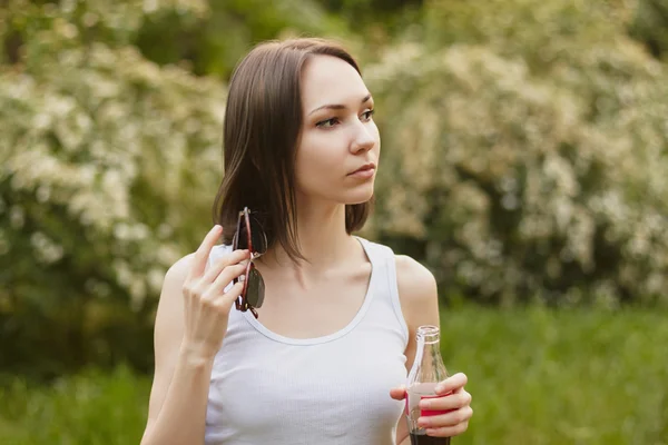 女孩，抱着苏打水和太阳镜 — 图库照片