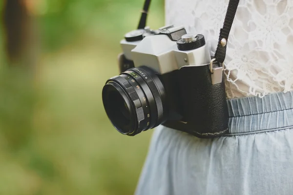 Retro camera on green background — Stock Photo, Image