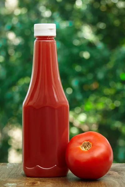 Tomato and bottle of ketchup — Stock Photo, Image